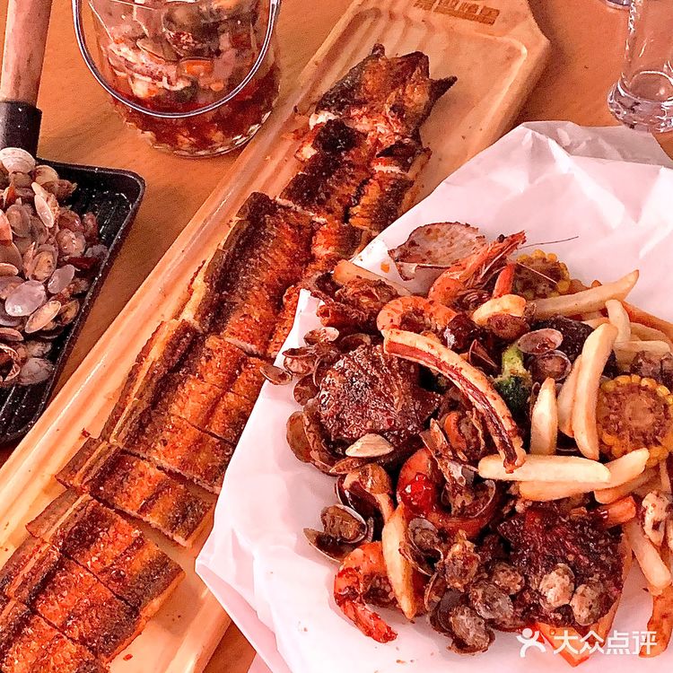 青岛啤酒节唯一室内分会场!品酒观裸眼3D