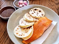 烟熏三文鱼配烤饺子皮及芥末籽酱-BOR Eatery(安福路店)