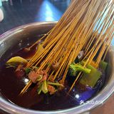 这家串串店的米凉粉还不错～
