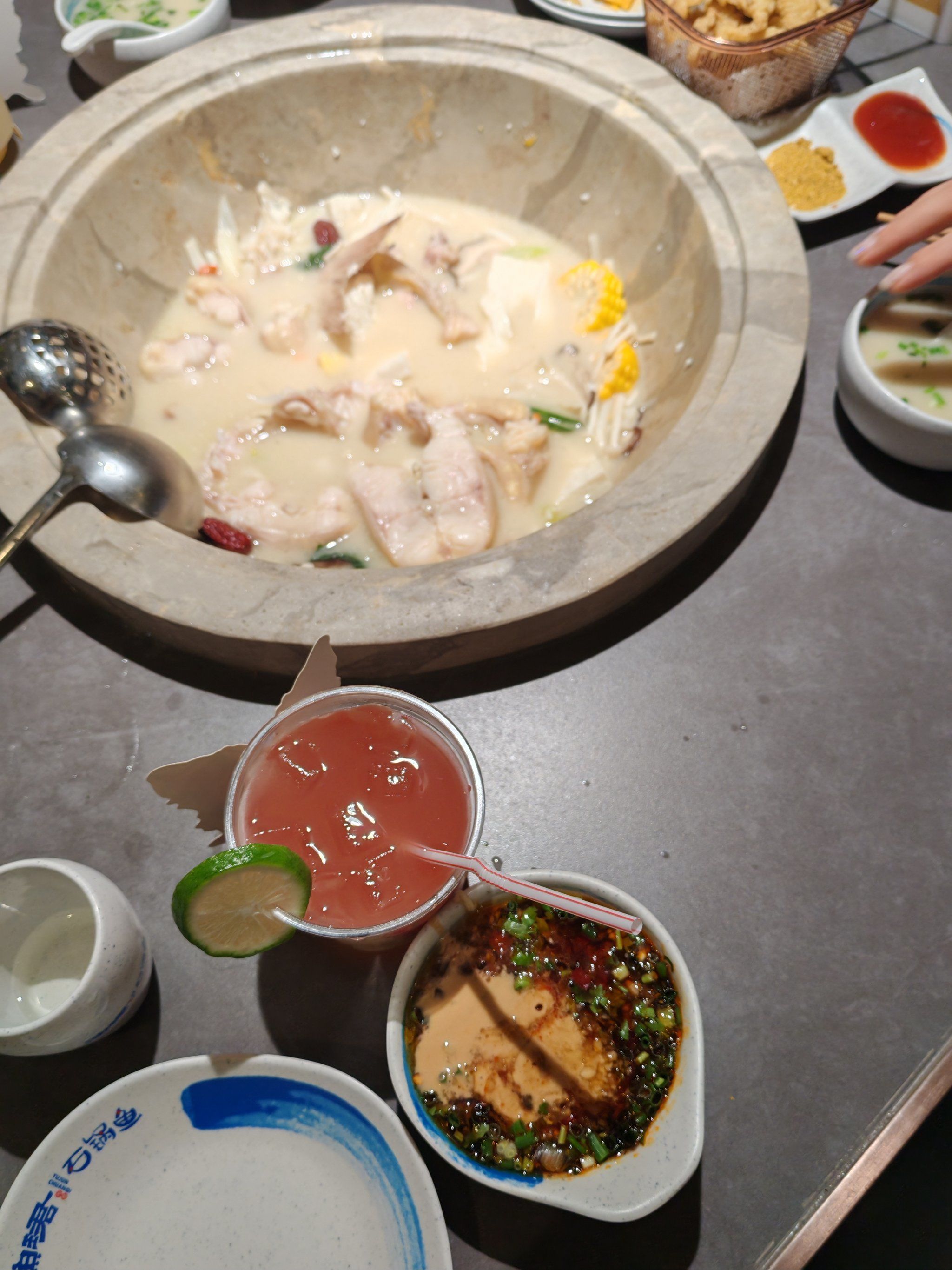 鱼汤很鲜呀 菌菇饮品还有小料水果都很不错