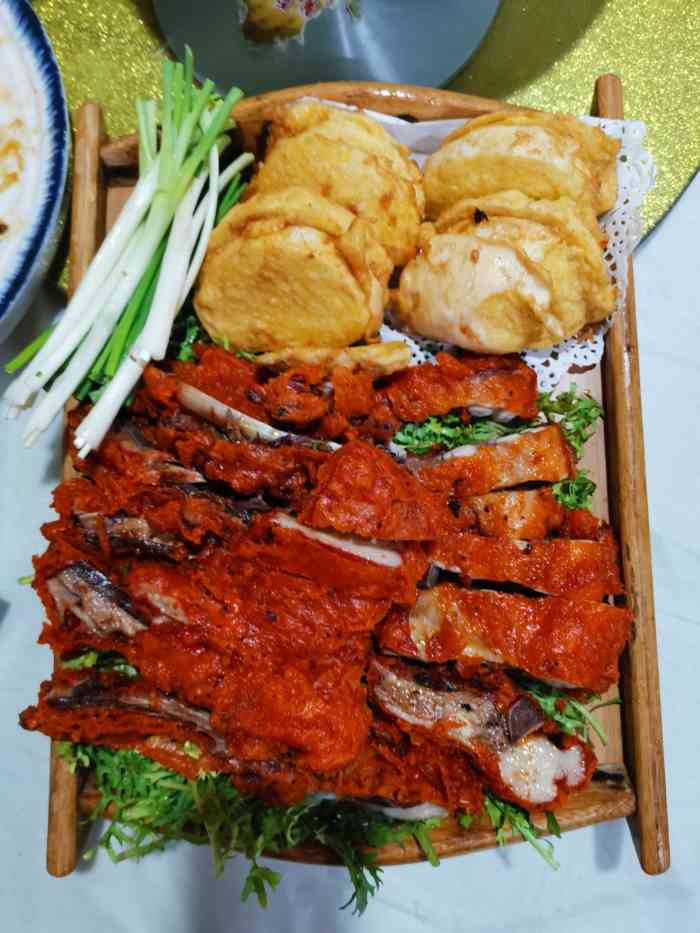 打分 小店经营的是山东菜,每份菜份量都挺大的,普通中餐馆环境,菜品