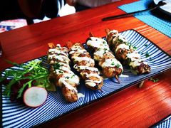 炭烤鸡肉串配酸奶黄瓜酱-帕歌西班牙餐厅paco tapas