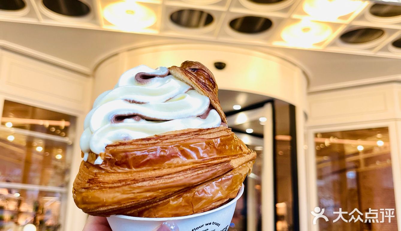 一起进入这家超出片的法式奶油风的漫画面包房