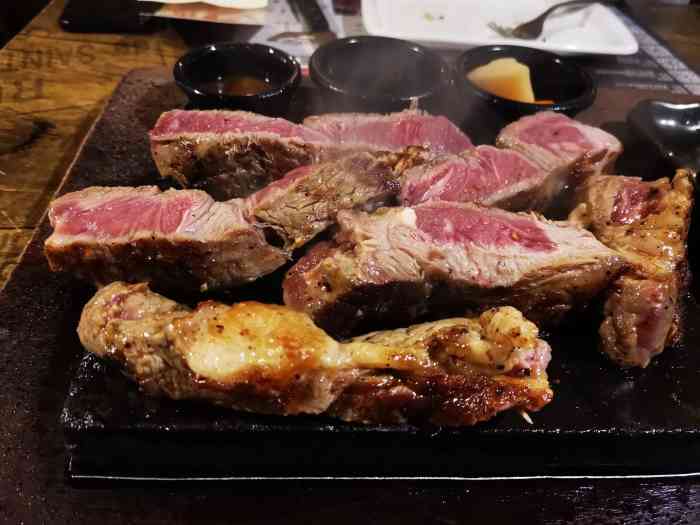 贝克石烧牛扒-"[薄荷]环境:店内有二层,一楼餐厅面积.