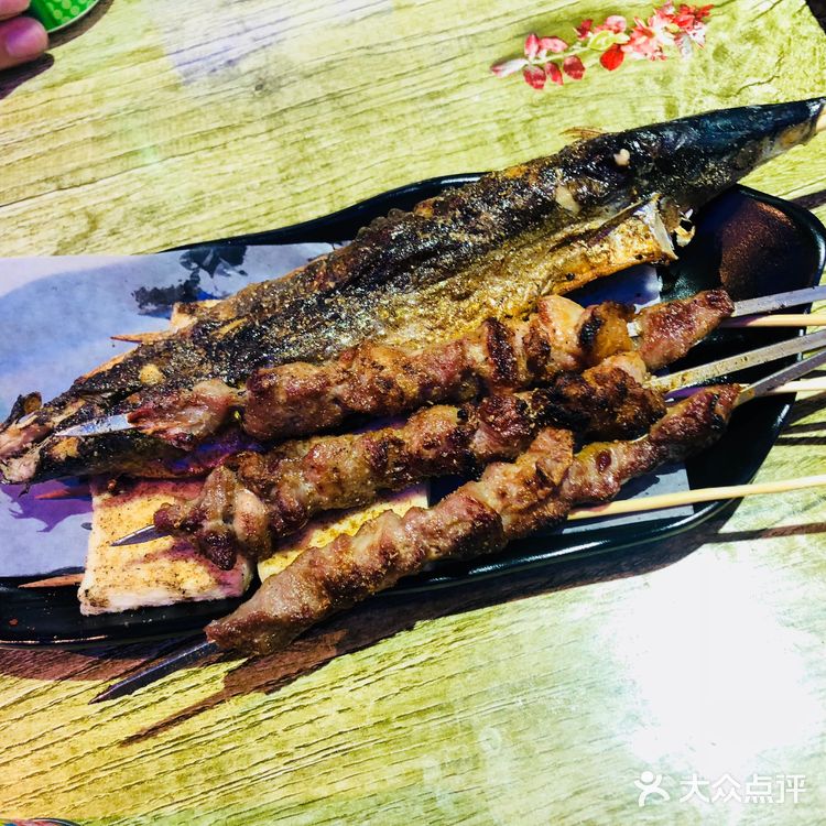 开在小区门口的小吃店，一排门面房也没成气候