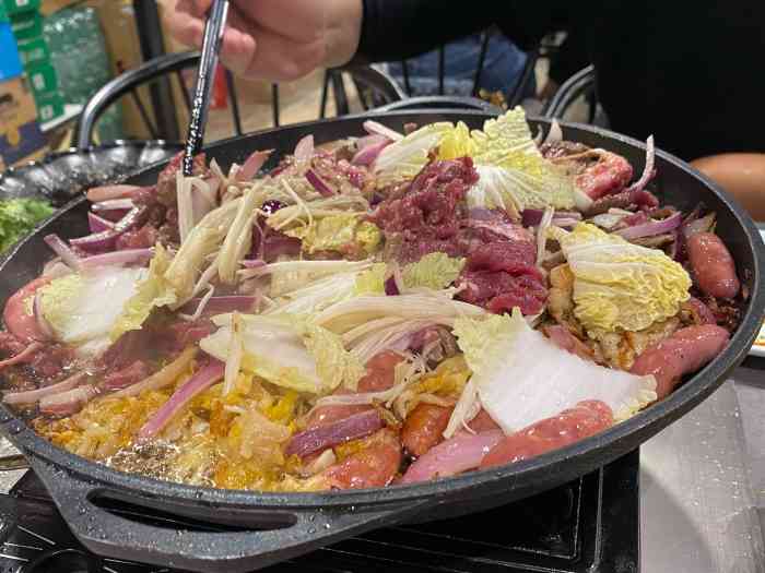 王家鹤城烤肉馆(世茂二店)-"[薄荷]环境:店面不大,有点隐蔽也不是.