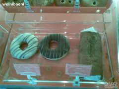 甜甜圈及蓝莓巧克力松饼-西点坊(浦东香格里拉店)