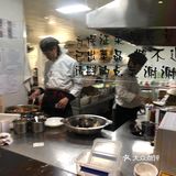 矿泉水锅底的台湾火锅