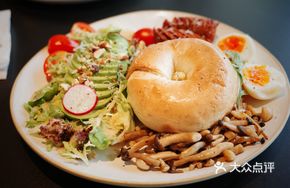 Whole Wheat Bagel with Garlic Shrimp, Avocado, and Mushroom Bowl