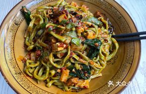 Chopped Chili Spinach Noodles with Meat Sauce