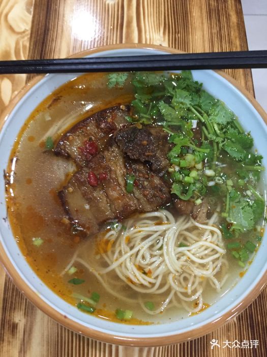 牛七手纯汤牛肉面扣肉拉面图片 - 第1张