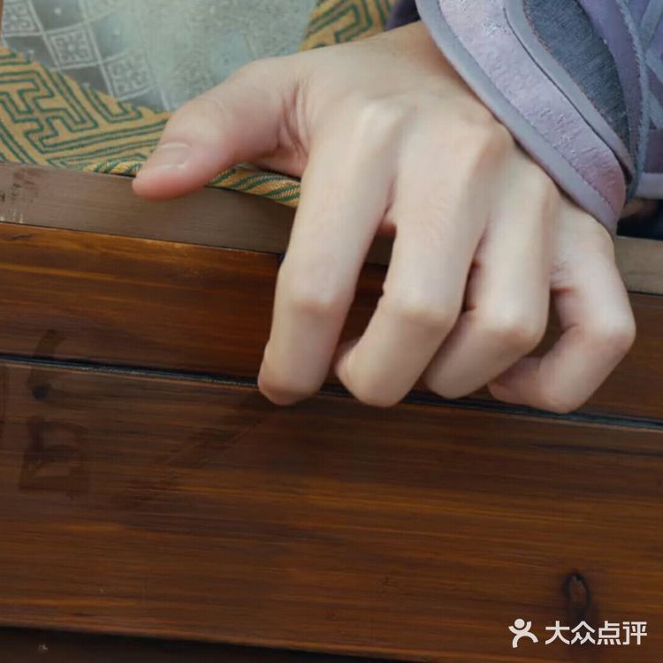 露出遇火即爆炸的石脂水