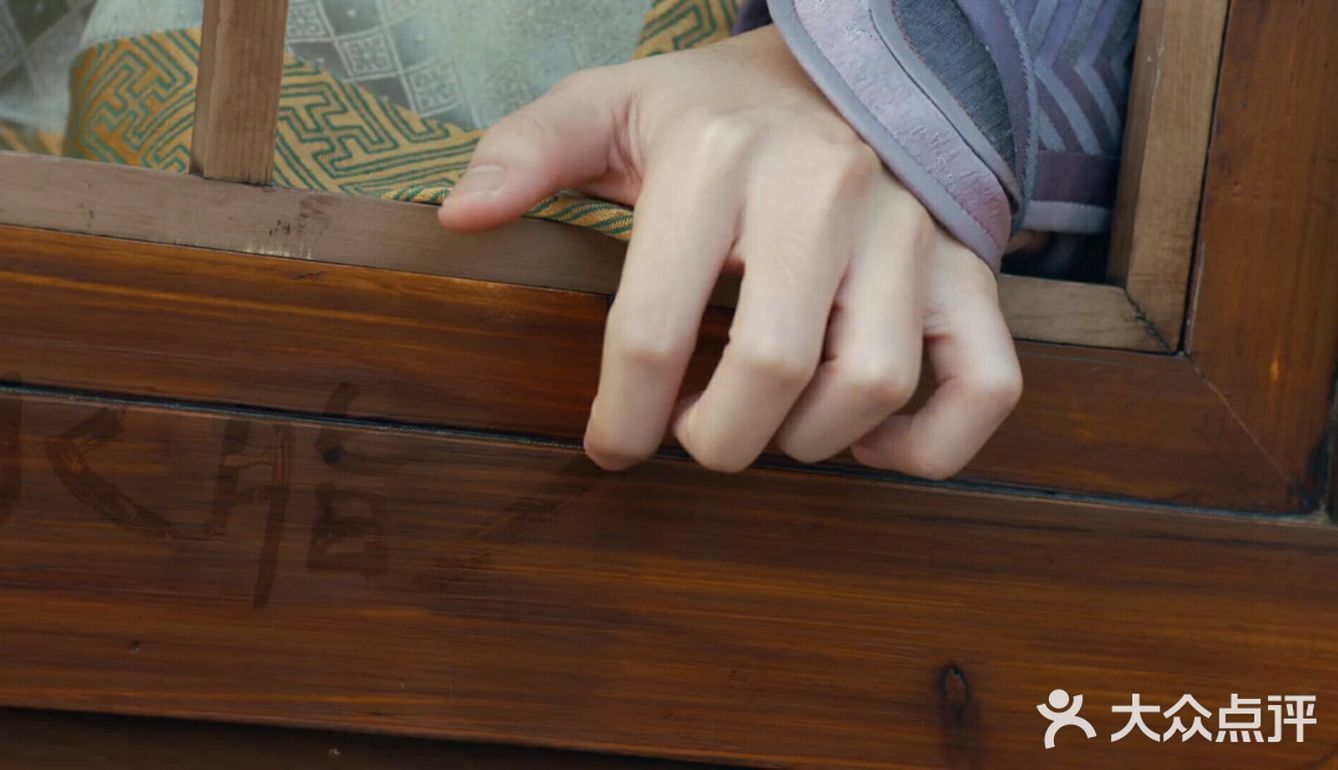 露出遇火即爆炸的石脂水