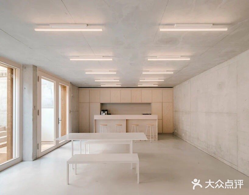 由马车房和车间改造的共享工作空间REMISE