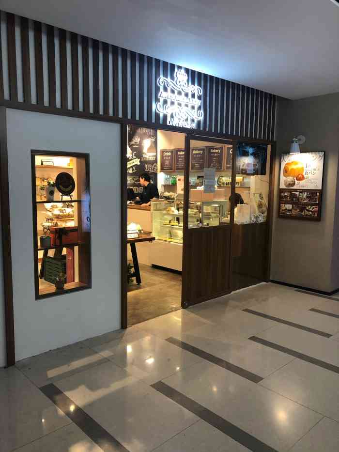 山野面包工坊(世贸商城店)-"全麦面包的横断面一般是浅褐色,如果全麦