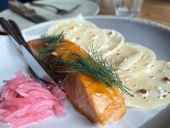 烟熏三文鱼配烤饺子皮和芥末籽酱-BOR Eatery(安福路店)