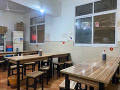 大堂-老字号杨坡红油米线腊汁肉夹馍(东四道巷店)