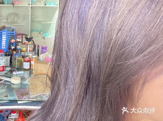 本来心情挺好出门去染头，想染一个浅灰色偏紫的颜色