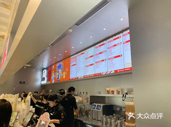 这家乐乐茶很大哦、店里还有面包可以供大家喜欢选购#0