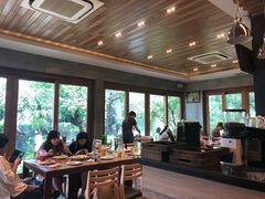 -Chom Cafe and Restaurant