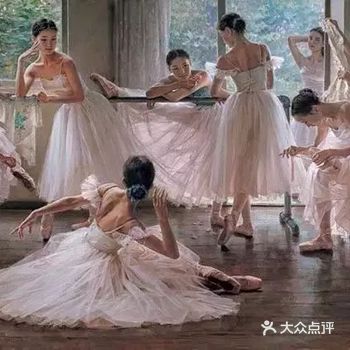 芭蕾舞女孩，花样笑容，优雅举止，灵性足尖，静若处子动