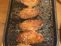 料理烤焦香翅中-老东镇啤酒屋海鲜加工·蒸汽海鲜·海鲜烧烤(台东店)