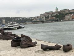 -多瑙河畔鞋履雕塑