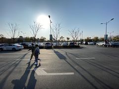 -奕欧来上海购物村停车场