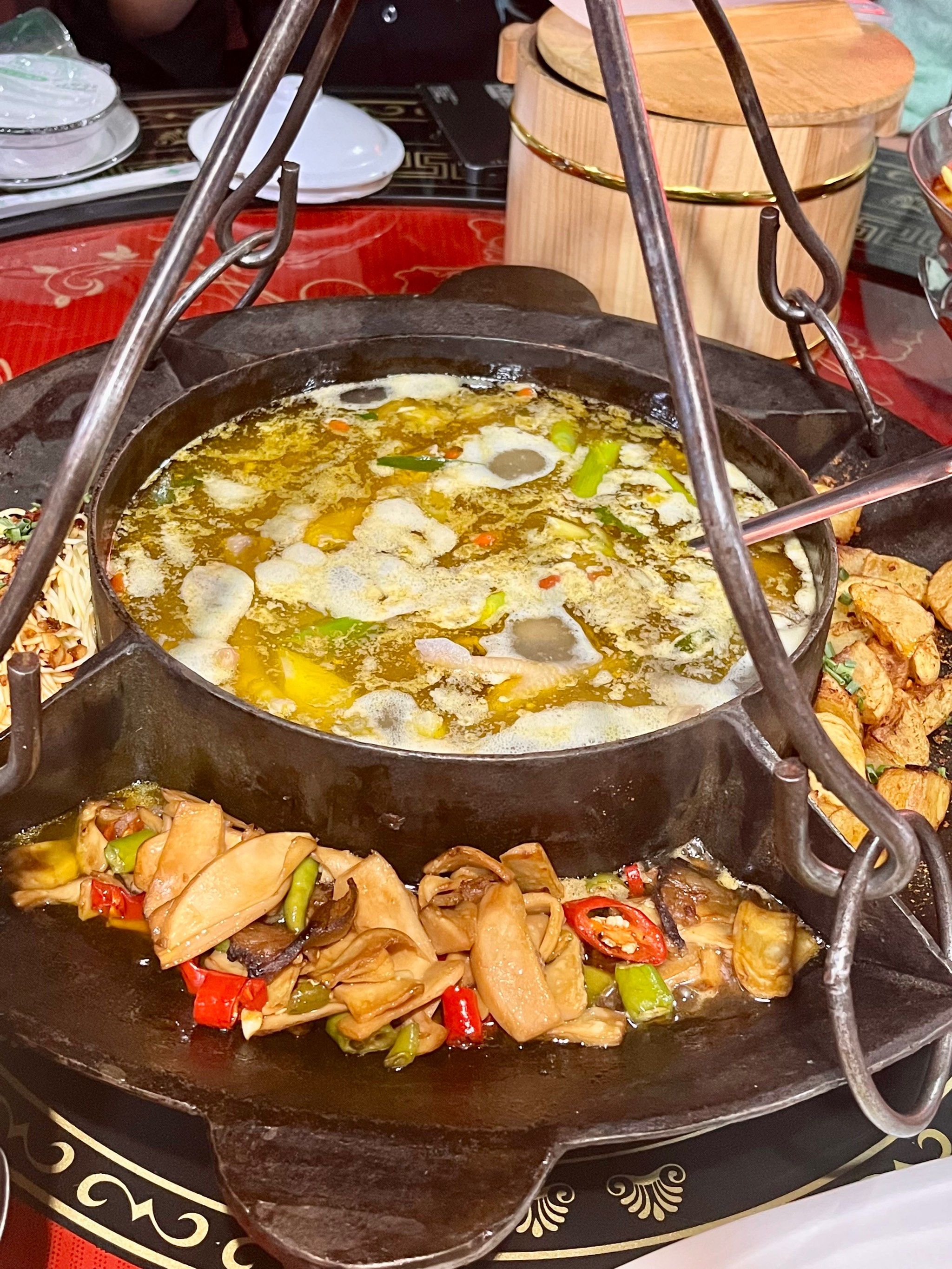 五一恩施旅游,土家吊锅宴一定要去吃,吼吼吃