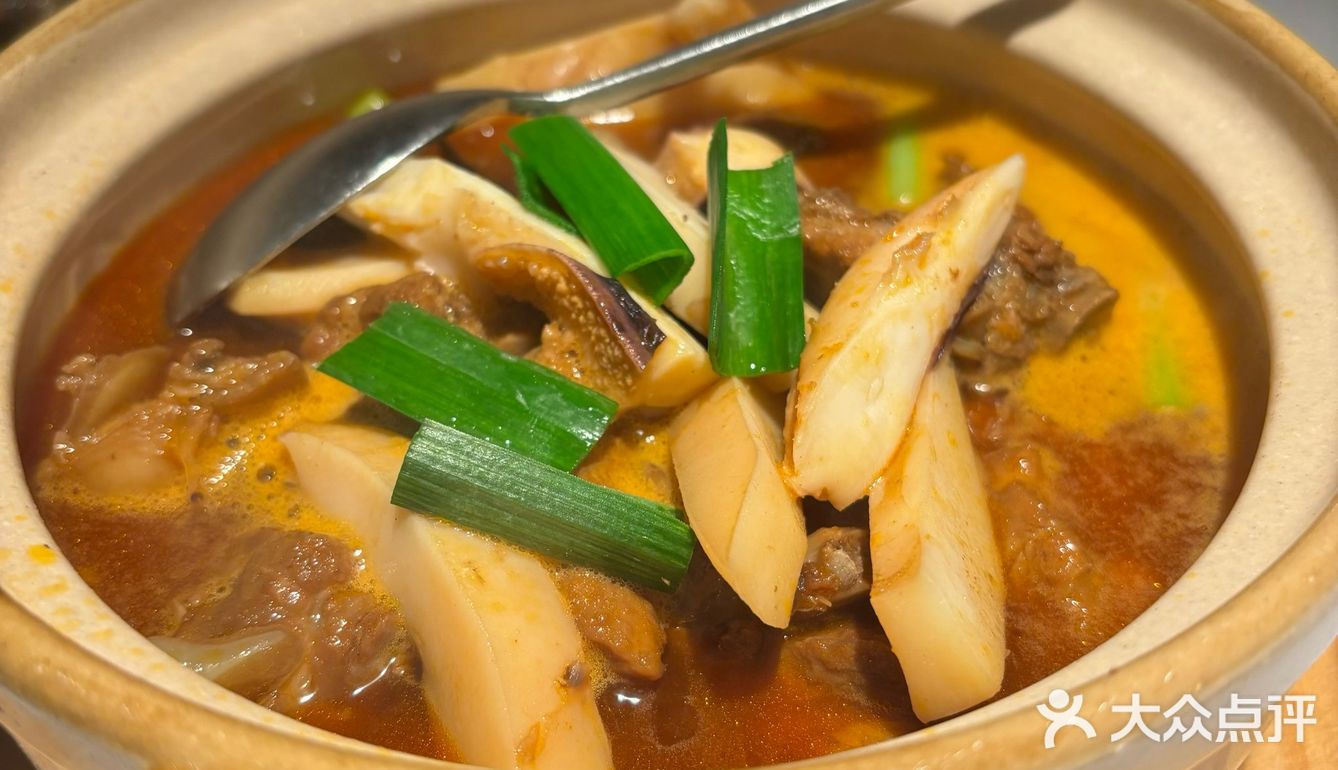 新荣记小酒馆更适合喝酒聊天吃吃小菜逛逛外滩