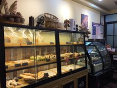 面包甜点陈列柜-啊噗吐呦现场烘焙(麦凯乐店)