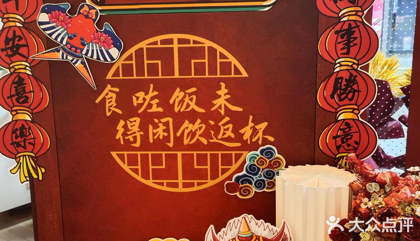 我们终于等到了机会得偿所愿。店面在广场中非常显眼