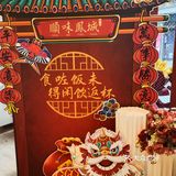 我们终于等到了机会得偿所愿。店面在广场中非常显眼