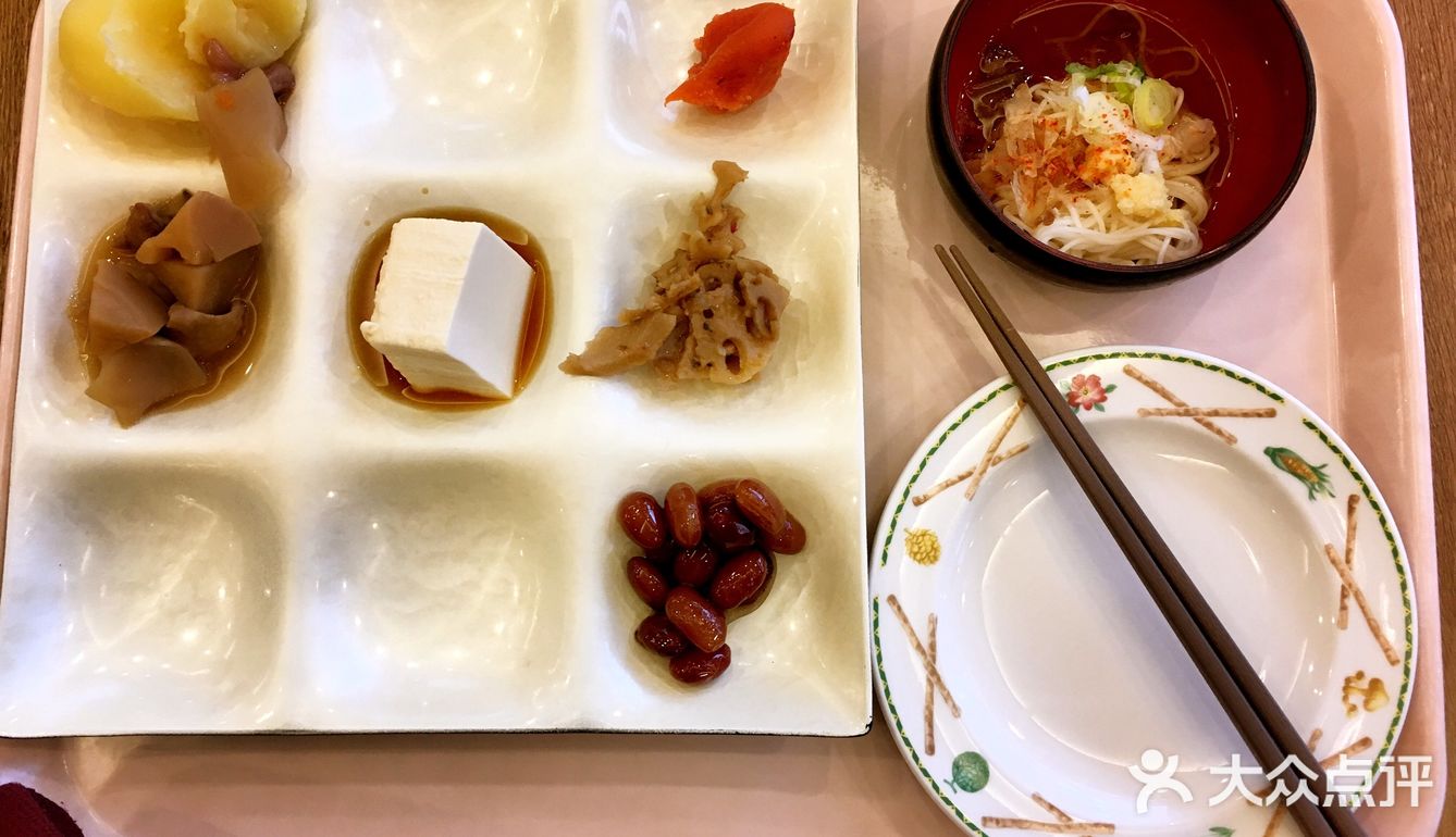 有黄色衣服的工作人员接待