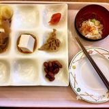有黄色衣服的工作人员接待