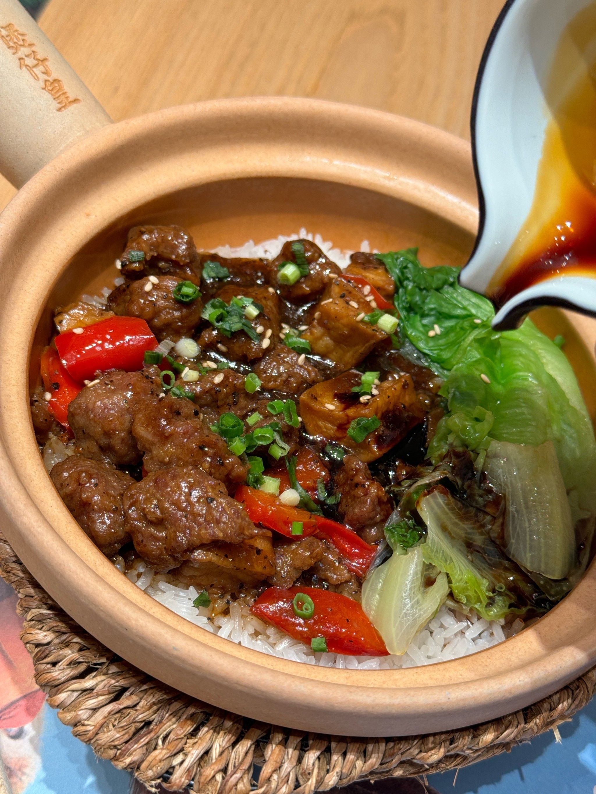 煲仔皇黑椒牛肉煲仔饭,味道家常又不凡