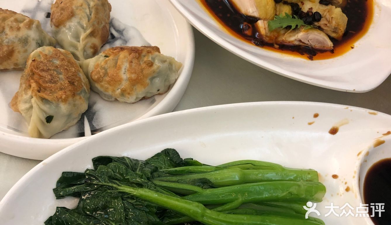 要经过一个婚宴大厅 我们去的时候正好有公司在搞活动