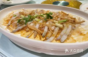 Steamed Sandworm with Vermicelli and Pickled Mustard Greens