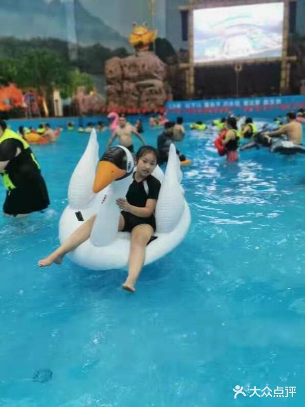 学习游泳的孩子很优秀。