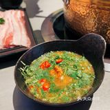 冬日温暖的酸汤猪蹄火锅