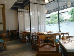 靠窗位-小牛叔鲜切牛肉·火锅·烤肉自助(公济桥路店)