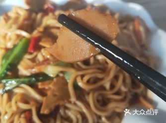 这一家是一宿舍旁边的敦品阁食堂，二楼的重庆小面家里的