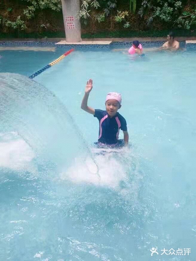 喜欢游泳的孩子性格很好。