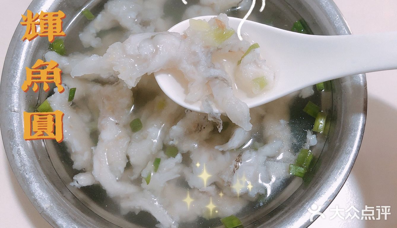 很容易走过了！店里可以看到各种餐品和价格，地道小吃都有