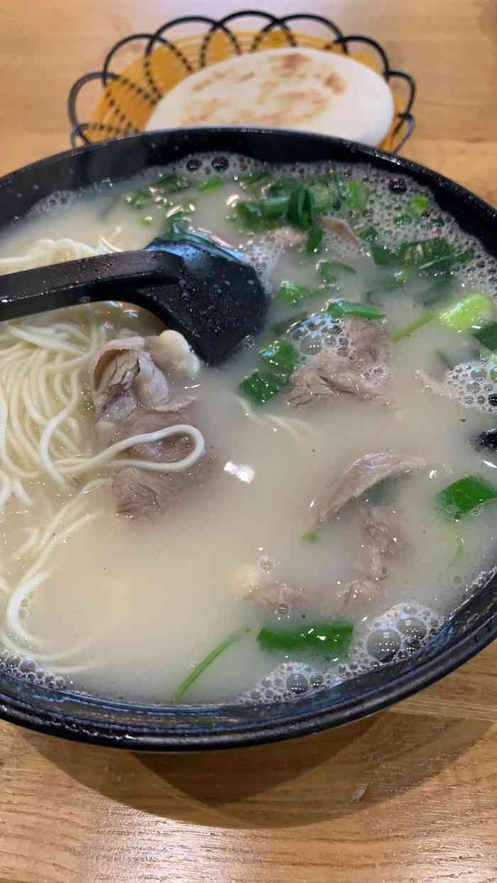 打分 不错,羊肉汤很浓郁,也没有膻味,配上馕很美味,价廉物美!