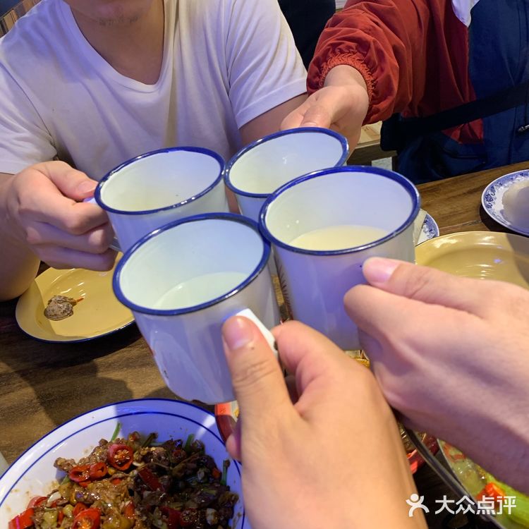 快餐品行业里面应该服务算好的，服务员也比较多