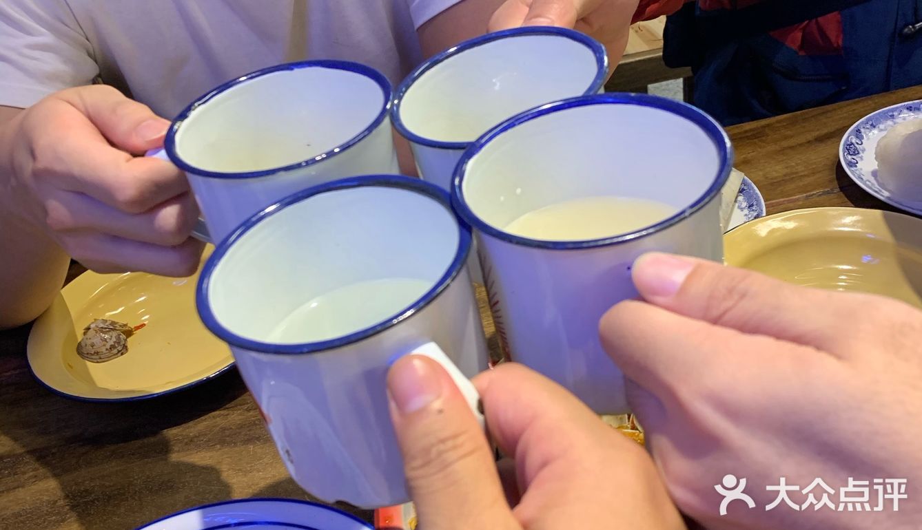 快餐品行业里面应该服务算好的，服务员也比较多