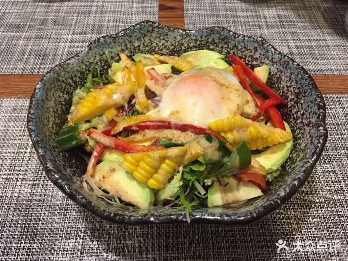 牛油果温泉蛋沙拉