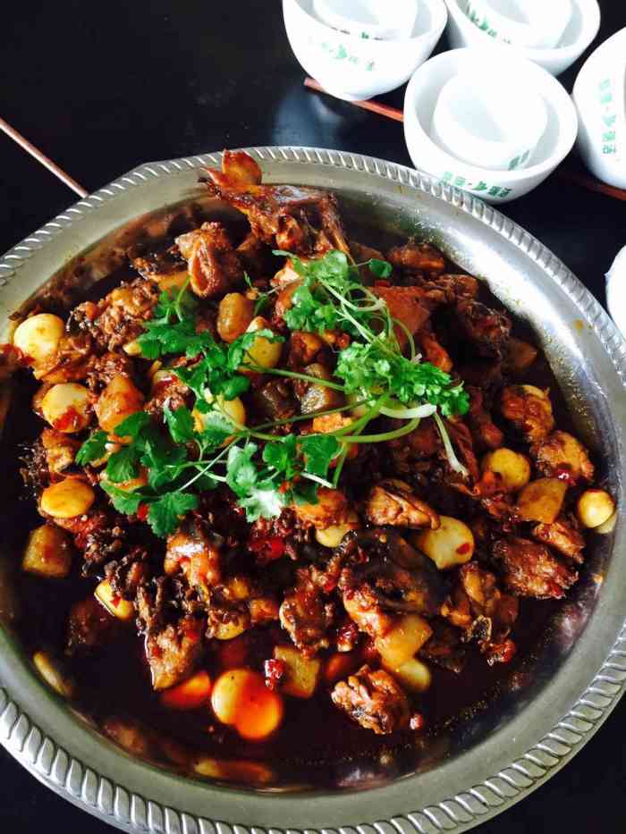 小县城的特色菜,豆豉辣子鸡火锅,腊肉香肠,烩土豆,包谷饭
