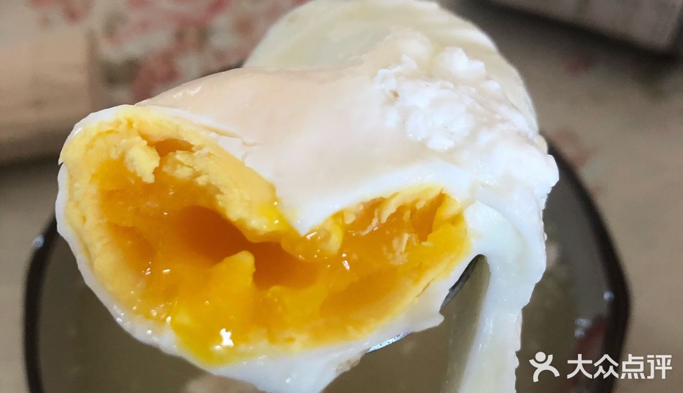 煮完了锅里一层白白的蛋清，也不算浮沫，就一层蛋白